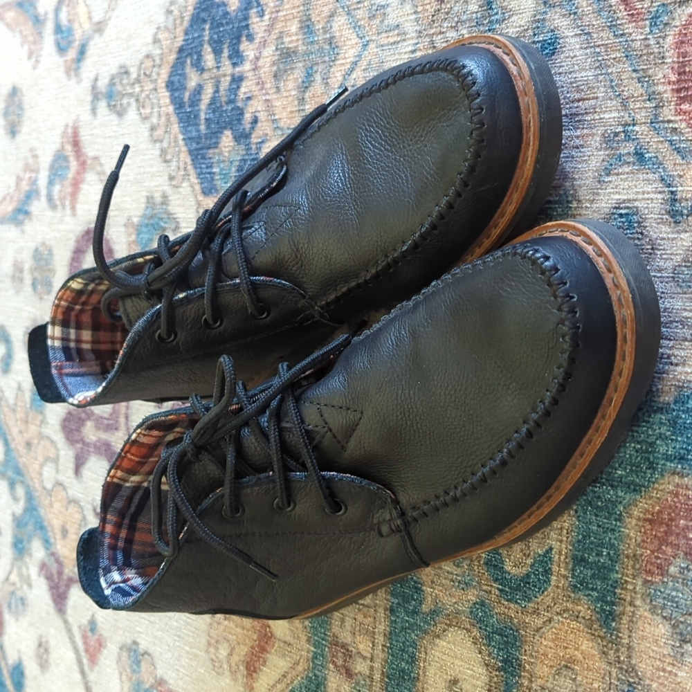 Toms lace up moc toe black leather Chukka boot size 10